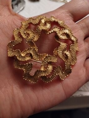 Vintage Signed Crown Trifari Ribbon Wreath Brooch